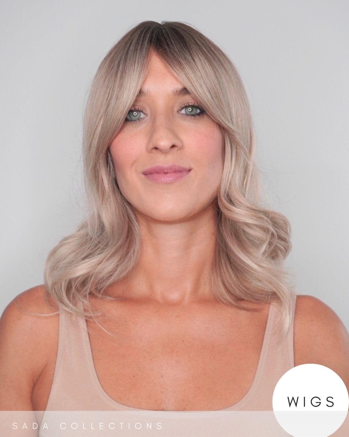LISA – Parrucca Biondo Beige Sfumato con Frangia a Tendina e Onde Morbide